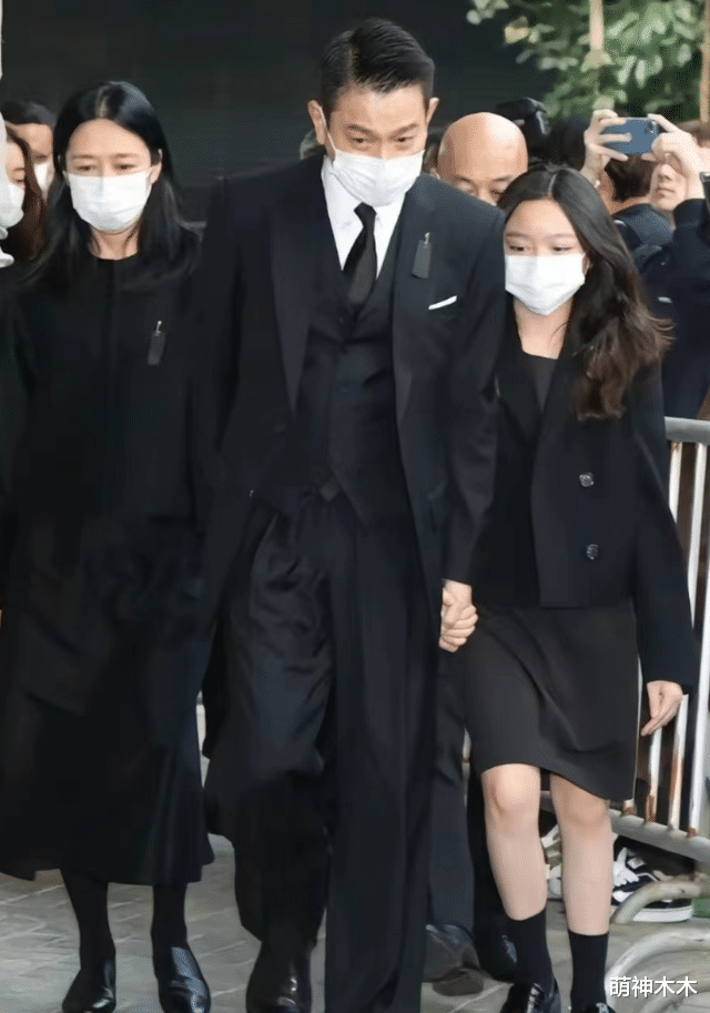 刘德华女儿首次露面引围观,葬礼露笑还画眉,被质疑11岁打扮成熟