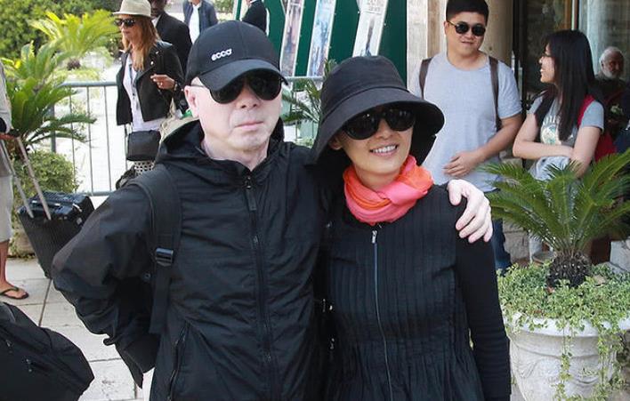 冯小刚又爆一大瓜,妻子徐帆收养的女儿,竟是他的“私生女”