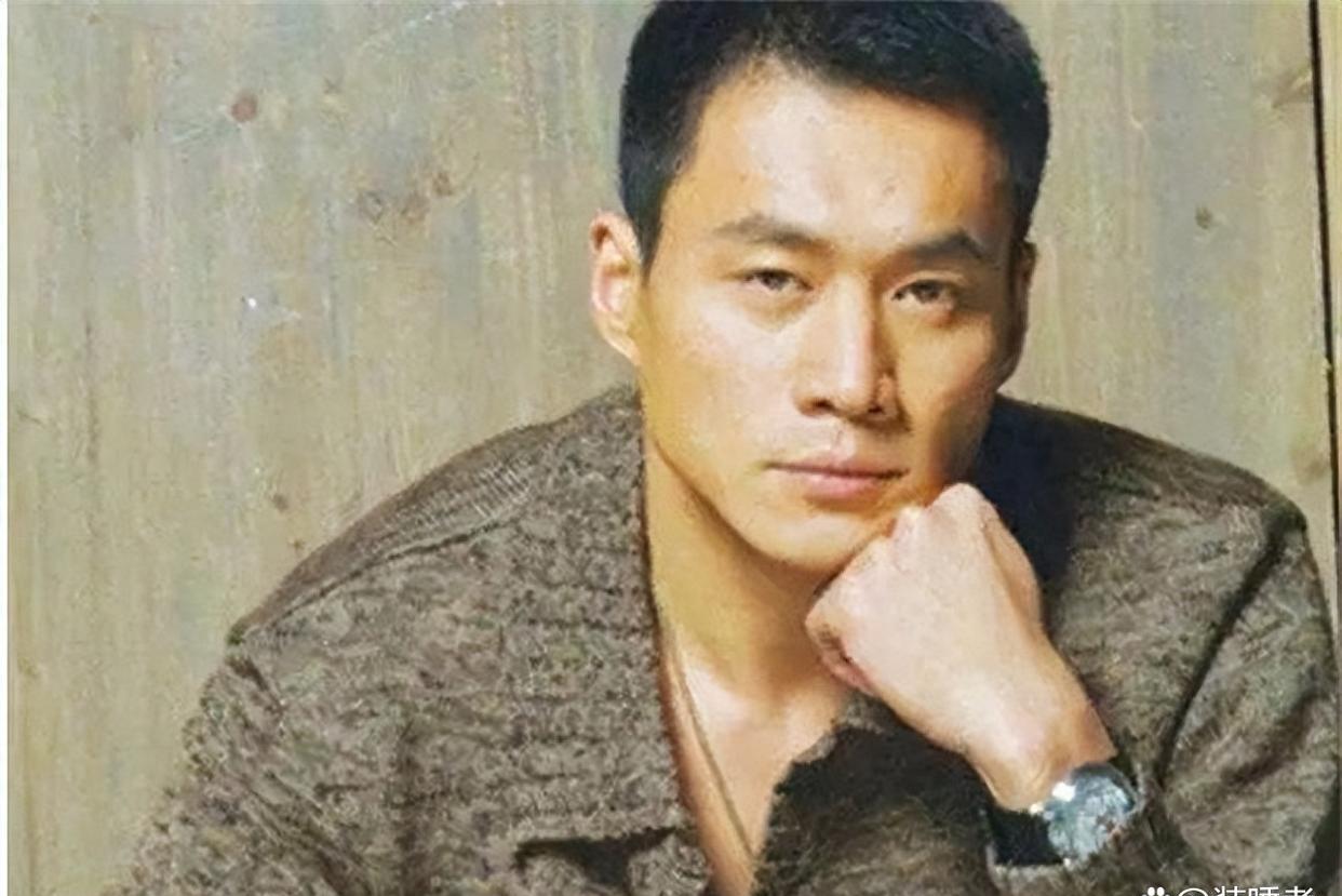 扮演武松的丁海峰回到家，对老婆说：我爱上了潘金莲，咱们离婚吧