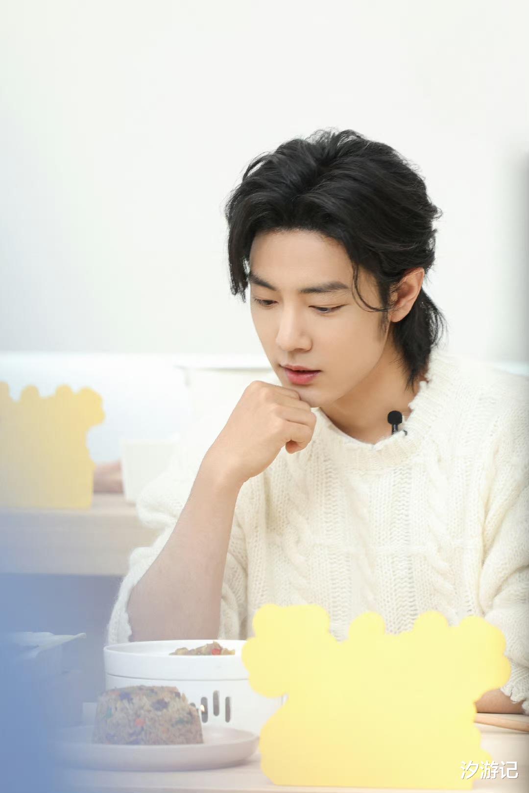 跨年晚会|肖战太卷了，跨年晚会出现“乌龙事件”，自掏腰包给粉丝报销费用