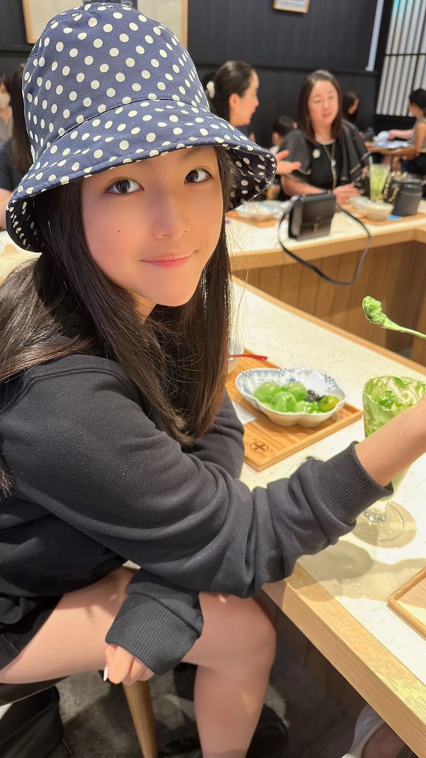 王诗龄14岁生日父母晒照，美甲吸睛，王岳伦用原相机李湘用美颜