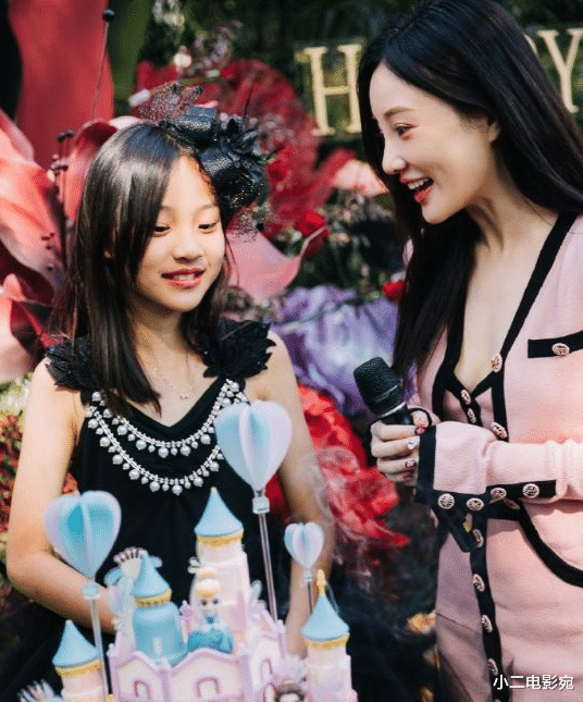 李小璐贾乃亮为女儿庆生，男方表情微妙，女方文案显卑微惹人深思