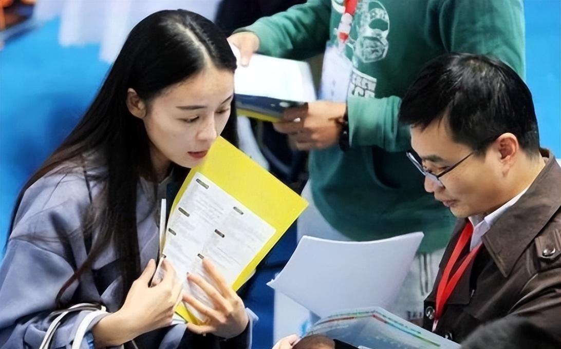 大学生|大学生成为廉价劳动力,为何大学生会沦落至此?老板揭开现实真相