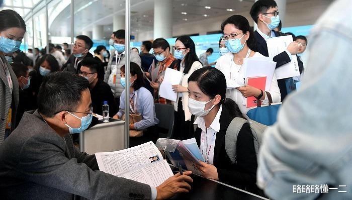 穿衣搭配|能不能关心一下现在的本科生?如今近6成的毕业生月薪低于5000!