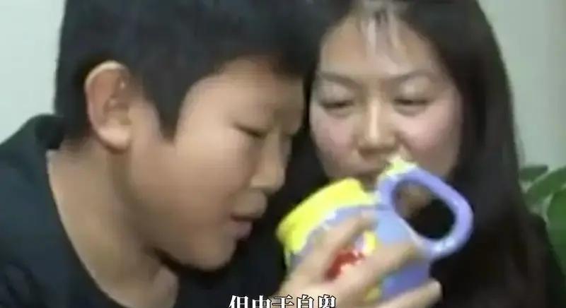 演员侯祥：9岁停止发育，38岁身高不到1米6，和妻子同框像极母子