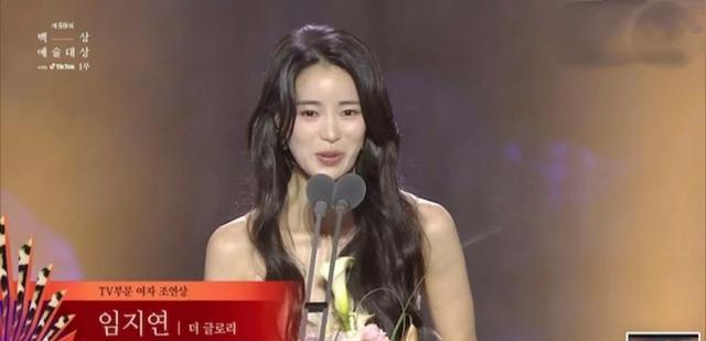 宋慧乔 宋慧乔林智妍双获百想奖，发型和耳环都是同款，现场复刻经典台词