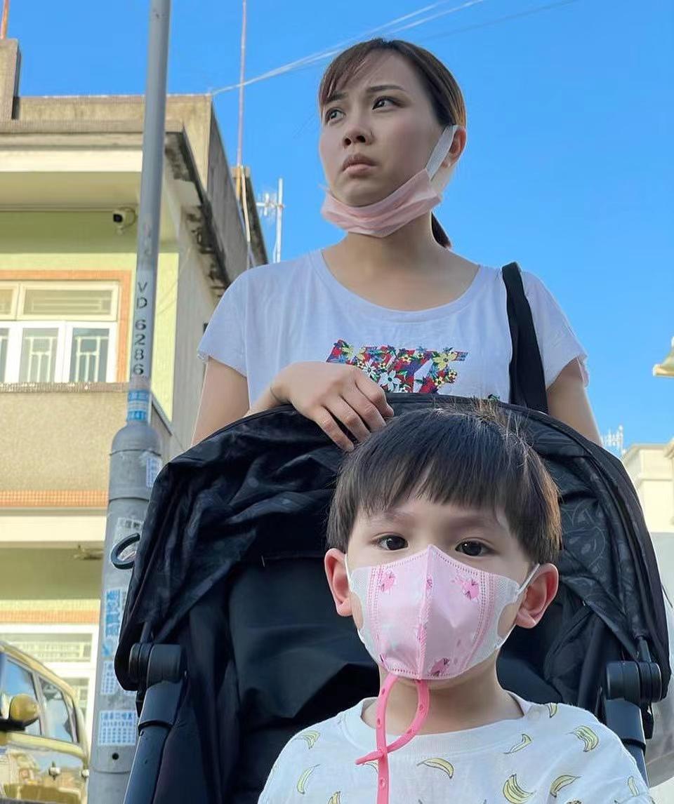 张致恒喜提四胎女儿,一边喊穷一边生,曾放下身段路边发传单谋生