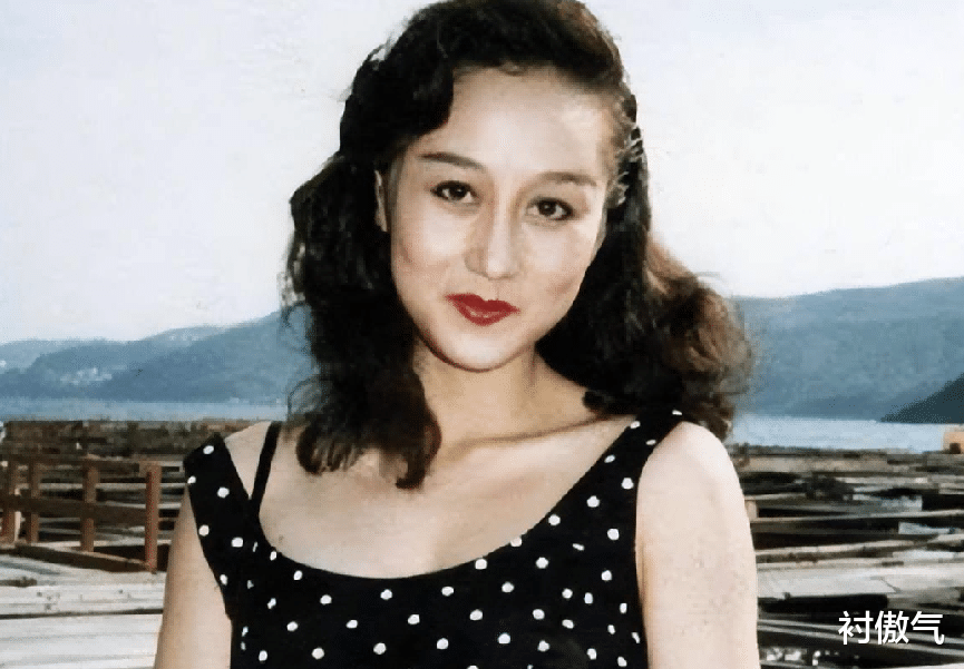 |61岁利智罕现身，头发稀疏双颊下垂似妇女，曾被誉为港圈第一美女