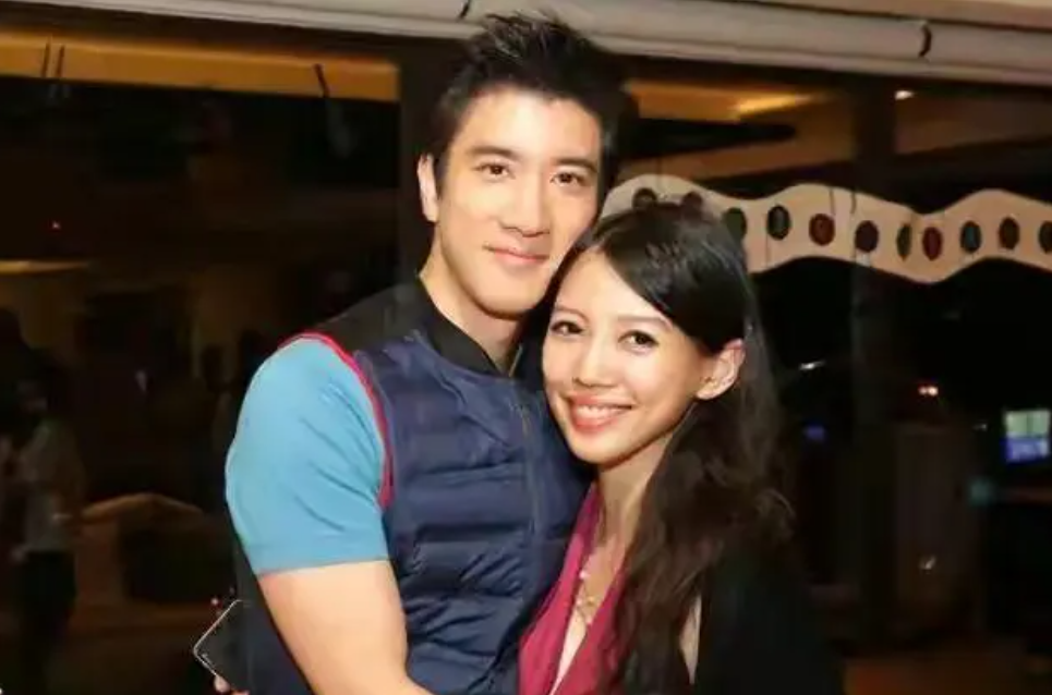 王力宏复出再撕李靓蕾?演唱会哽咽下跪,透露自己好委屈