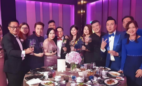 巩俐|75岁富豪再度当爸!小42岁歌手娇妻怀上3胎,直言不为钱只为爱情