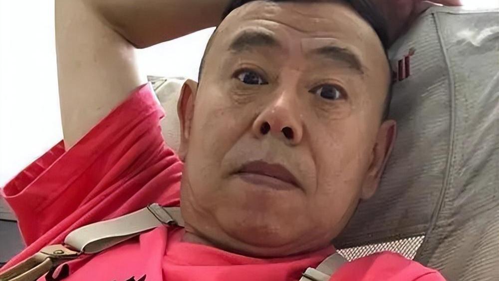 潘长江|潘子：离婚卖假酒，为女主播磕头，疯疯癫癫的他凭什么重回春晚
