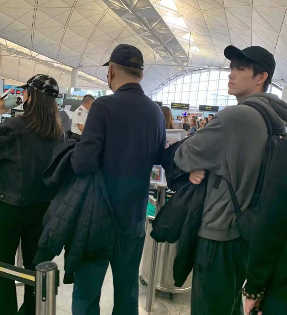 陈飞宇与哥哥香港游玩被偶遇 素颜出行帅气低调