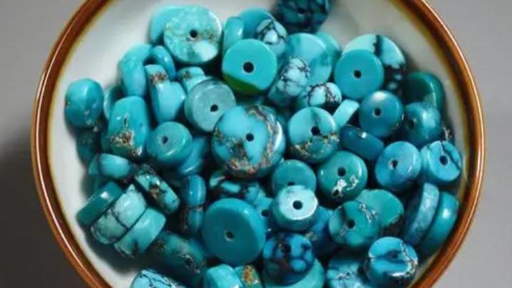 文玩手串上的隔片，如果选择得当的话，会有画龙点睛的效果