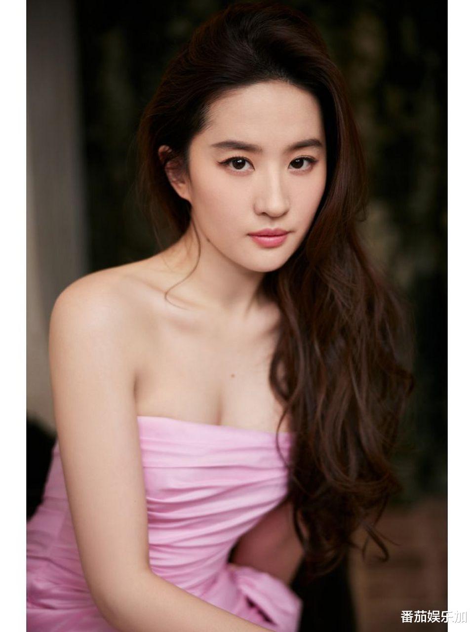 知名演员刘亦菲给赛车换轮胎，动作麻利8秒完成，工装又美又飒