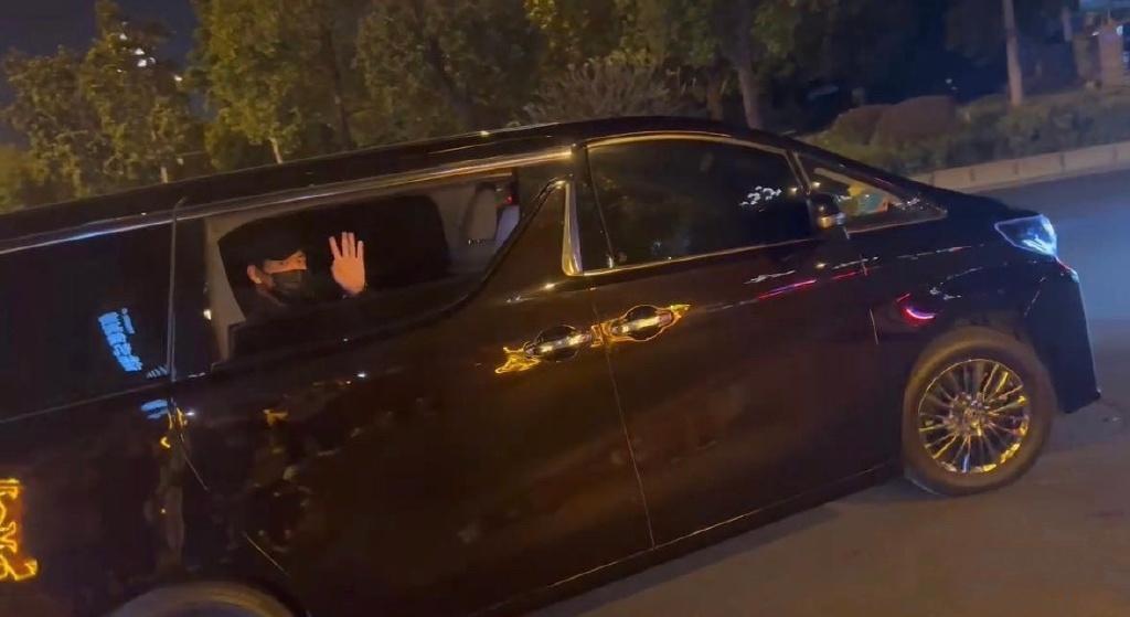 李现|李现现身泉州被偶遇,独自前往餐厅用餐无人陪,穿搭朴素出行低调