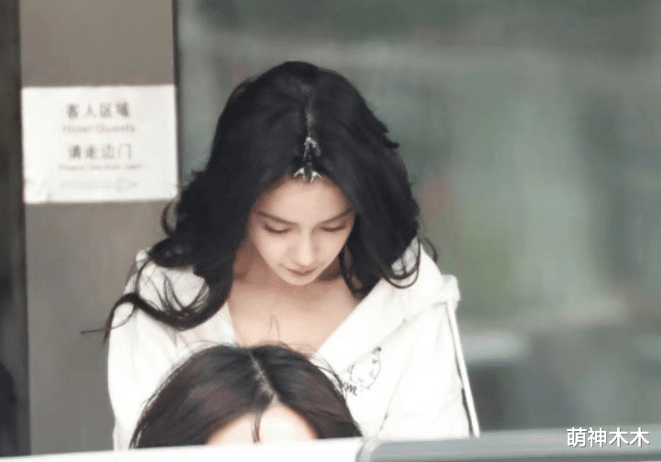 惠英红|众星分享微博之夜候场状态：惠英红宋佳打牌，王鹤棣檀健次合影