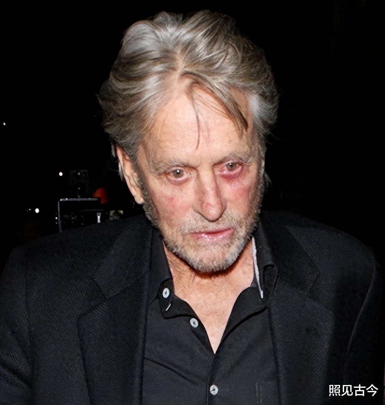 泽塔琼斯图啥？31岁未婚生子嫁56岁道格拉斯，被劈腿数次也不离婚