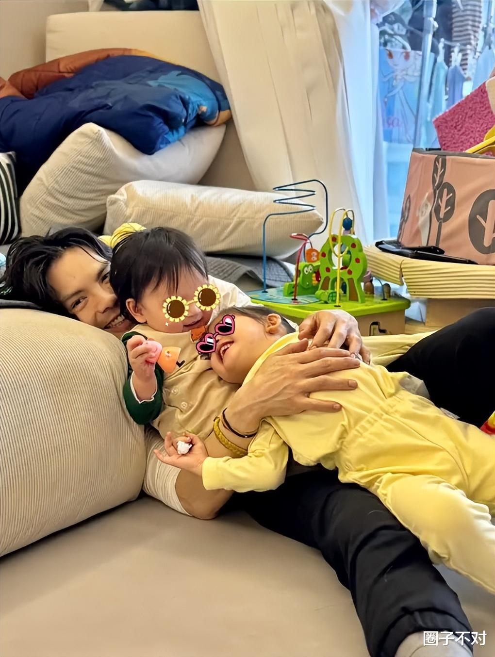 向佐独自带两娃秀爸爸力，豪宅内景罕曝光，客厅又小又乱超接地气