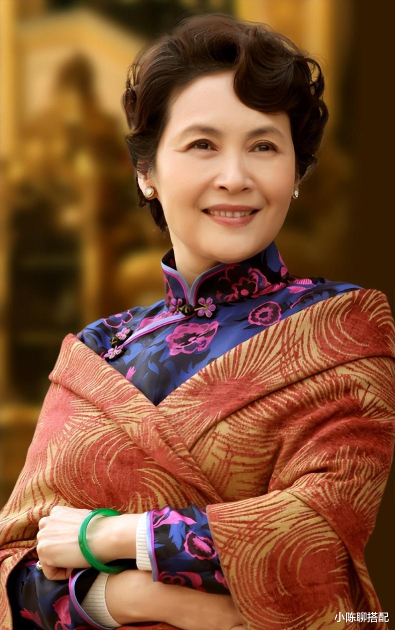 外套 等你老了，穿衣打扮一定要多注重发型和配色，会美得更体面大方