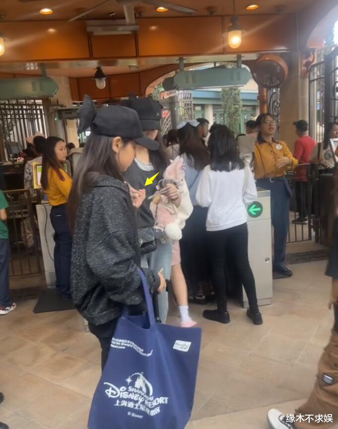 44岁杨雪迪士尼被偶遇,一身行头超7万,13岁女儿神似Angelababy