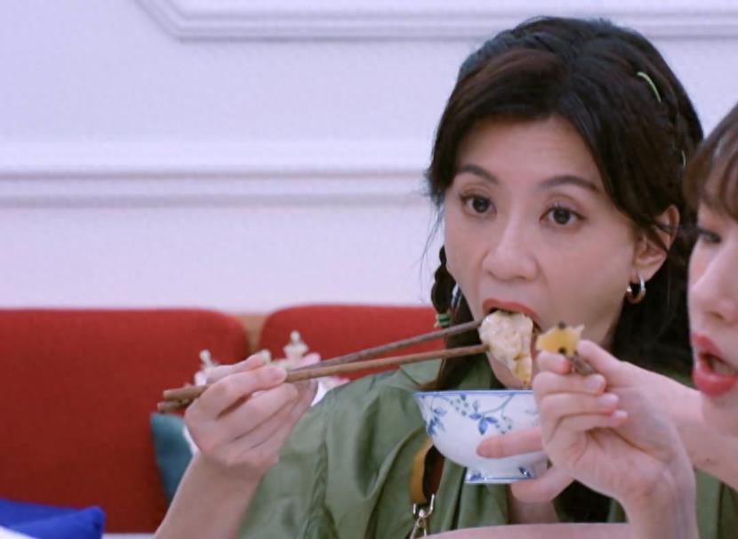 48岁贾静雯真实食量曝光,至今体重不过90斤,炸鲜奶只敢吃一小块