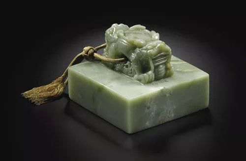 玉雕|为什么现在越来越多人喜欢收藏翡翠印章?