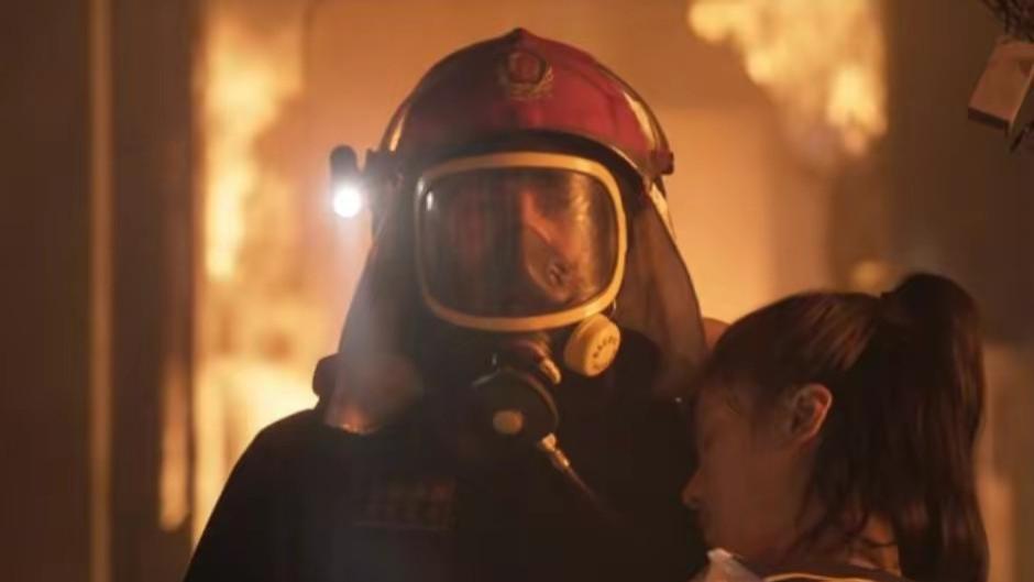 聊一聊《他从火光中走来》三大槽点，消防员的头发我是真忍不了