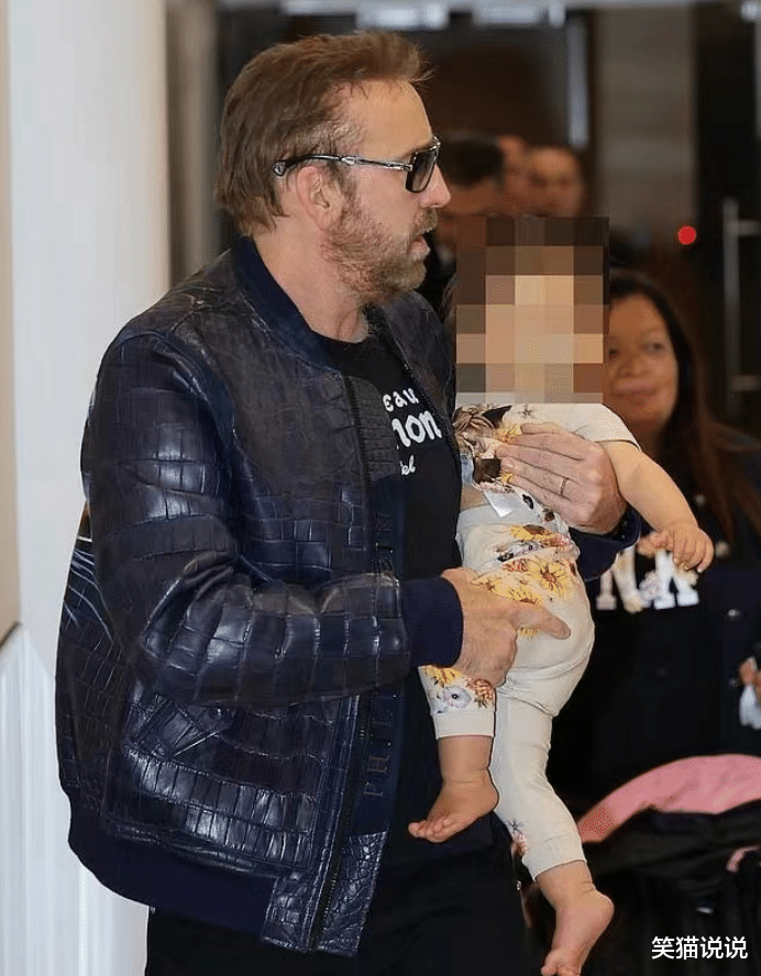 59岁尼古拉斯带家人外出,怀抱一岁女儿好开心,与孩子对视很有爱!