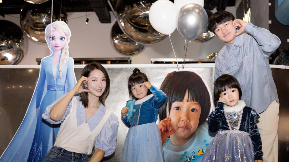 王祖蓝李亚男为爱女庆生，3岁Hayley被指撞脸NeiNei，身高瞩目