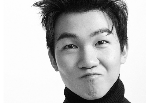 白举纲|从快乐男声到实力歌手,白举纲穿一身黑衣服演唱《蠢梦》,实力演绎现场硬核表演