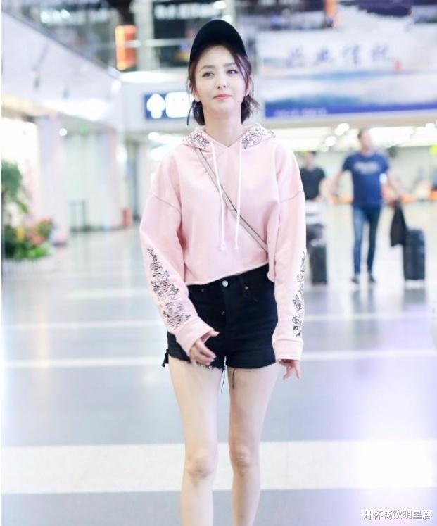 “气鼓鼓”的牛仔短裤搭配粉丝卫衣,佟丽娅重现靓女风采!
