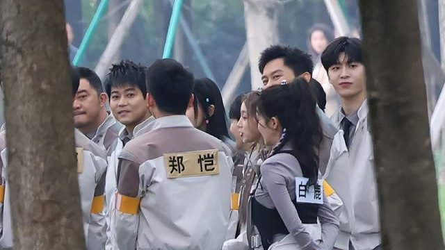 苏醒|苏醒录制跑男滤镜遭粉碎，现场路透照判若两人，龇牙咧嘴表情怪异