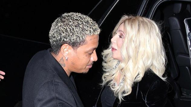 77岁雪儿和38岁鲜肉男友闪耀派对！穿得又嫩又美，差39岁的姐弟恋好甜