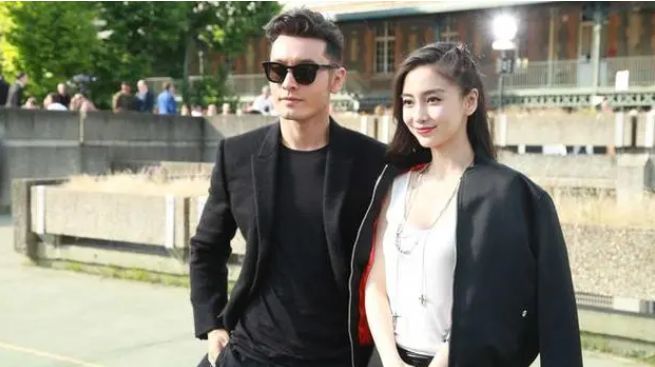 baby深夜带小海绵看病,独自抱娃显吃力,没保姆助理陪同显无助