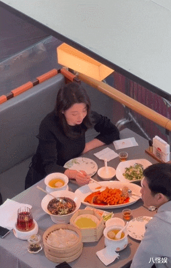 偶遇殷桃饭馆拍戏,大口吃鱼筷子不停比王骁还真实,冻龄状态获赞