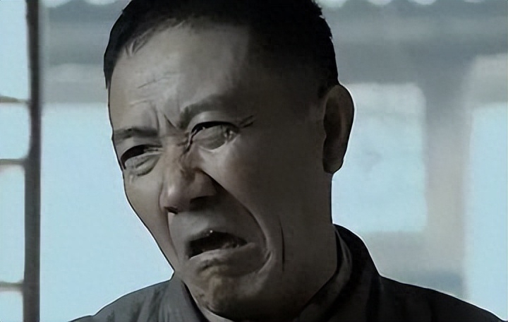 这些侮辱观众的剧情:红裙美背搞偷袭我忍了,湿旗袍打鬼子忍不了