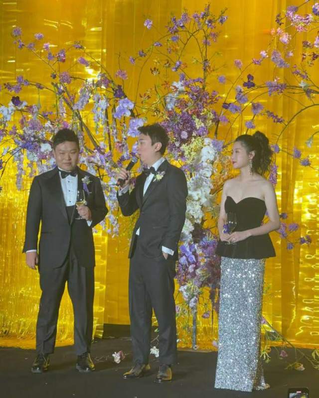 王思聪现身上海当伴郎！穿平价西服站角落超低调，新郎新娘背景大有来头