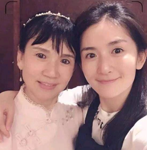 谢娜被曝怀4胎后露面,穿平底鞋宽松裙疑藏孕肚,李维嘉全程搀扶