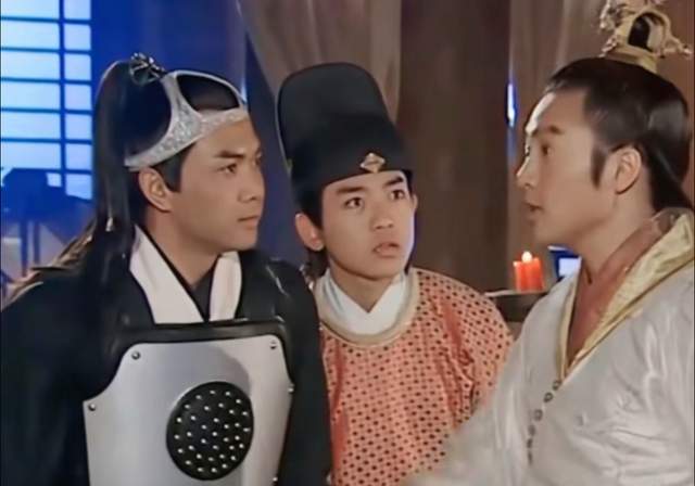 裤衩套头,花洒软管做头饰,小时候爱看的古装剧,妆造真的很离谱