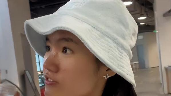 李勒优宣布支教后，回村吃酸臭西瓜，晋妈戴8万元金饰，催生崔晋