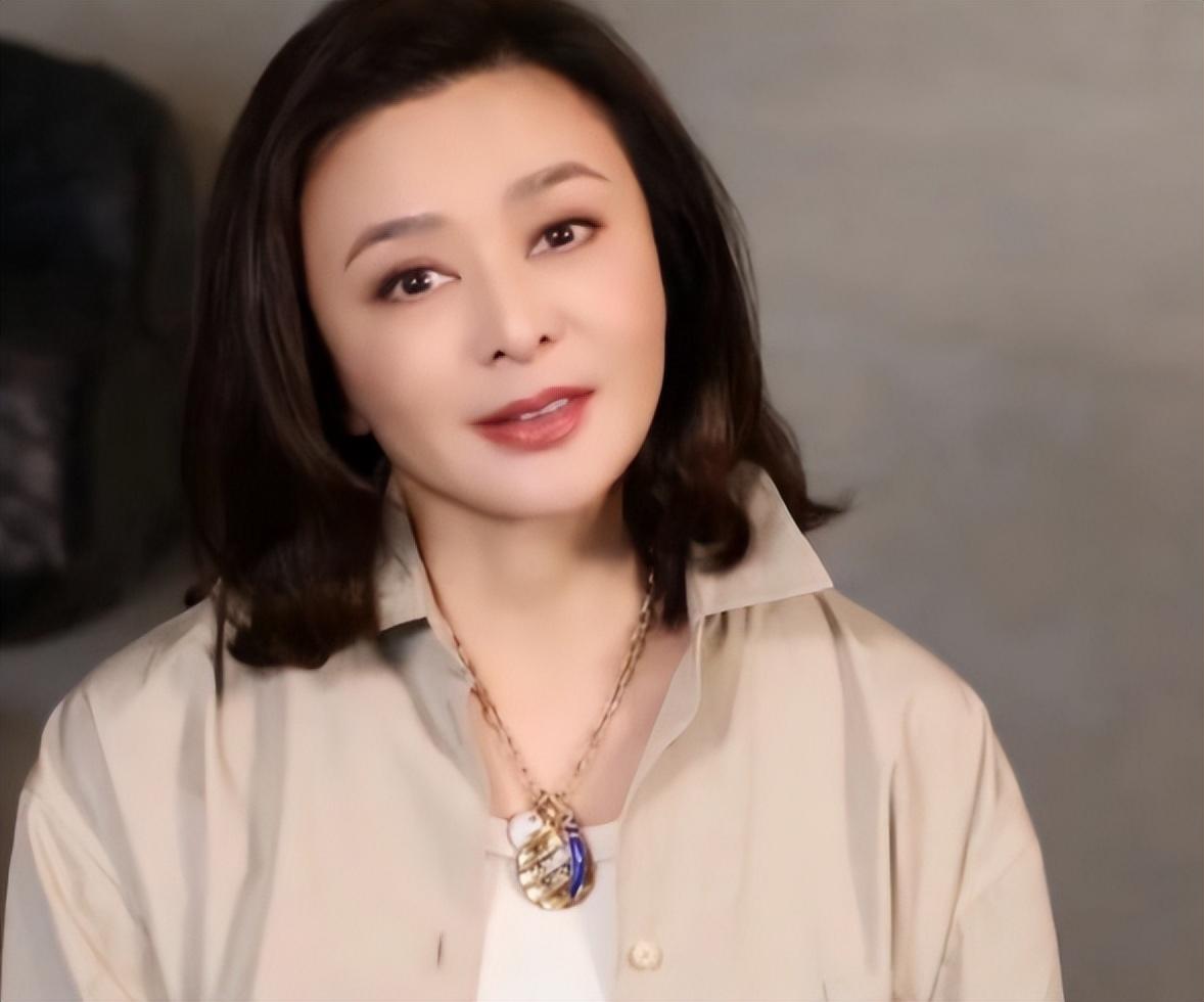 关之琳晒照疑忘拉裤子拉链,独自饮酒谈感情伤感,60岁单身被催婚