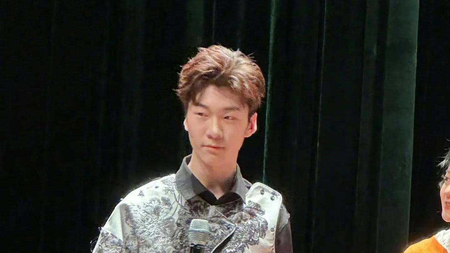 张亮|张亮儿子近照曝光，15岁天天身高超190，跟爸爸长得一模一样