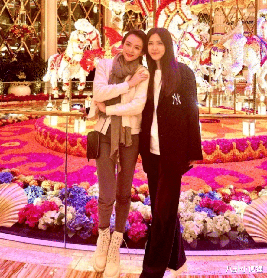 章子怡|章子怡全家三亚聚餐，汪峰当甩手掌柜，章子怡独自照顾儿子吃饭