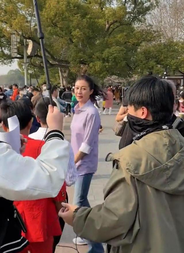 吴绮莉|成龙吴绮莉复合?女方戴钻戒疑定居杭州,成龙曾在杭州买房