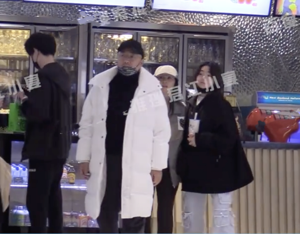 徐峥|徐峥一家三口看电影,陶虹朴素臃肿似路人,女儿正脸罕见曝光像爸爸