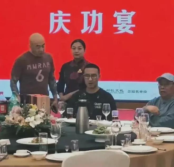 汪峰|汪峰:演唱事业遭遇滑铁卢?上座率太低!庆功宴消沉摆臭脸?