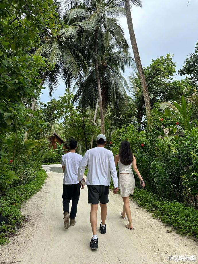 胡军晒全家福庆七夕，九儿康康遗传爸爸高个子，同款高颜值抢镜