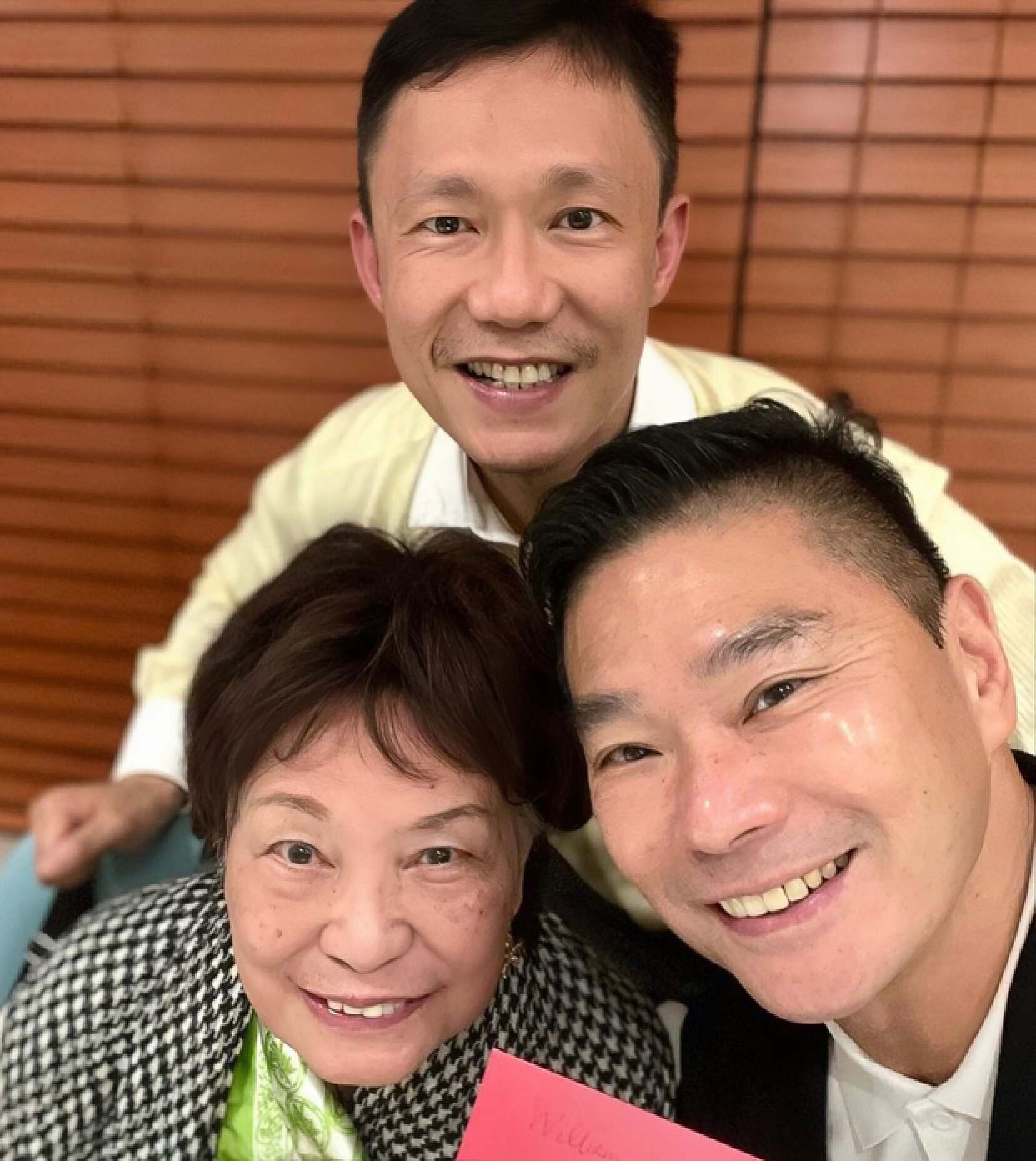 香港知名男主持与丈夫庆祝结婚六周年,因家族遗传两度确诊患癌