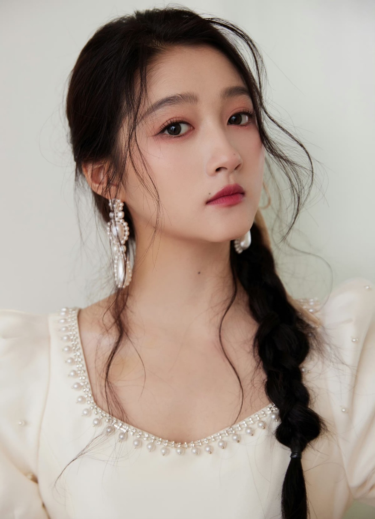 关晓彤梳麻花辫亮相美到大家,穿白裙秀美腿,浪漫十足太惊艳啦 - 时尚