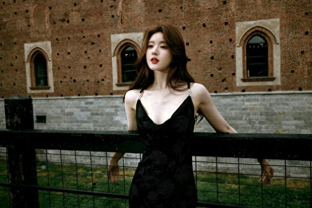 赵露思黑色吊带裙优雅性感完美结合